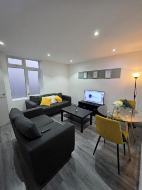 Luxurious 5 bedroom house in LS6